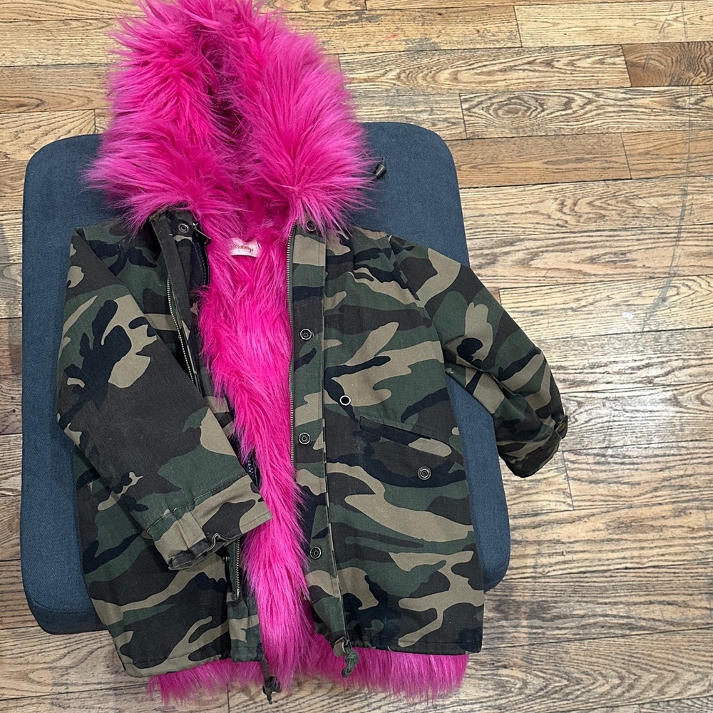 SHEIN Camouflage Kids Puffer Jacket with Pink Fur